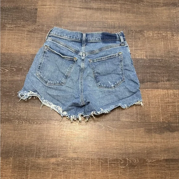 Abercrombie & Fitch Frayed The 4” Mom Short High Rise Curve Love Size 8 - Picture 2 of 5